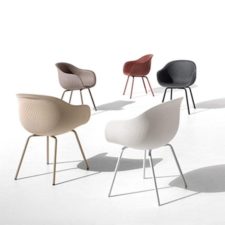 Fauteuil design avec pieds metalliques_Dining_Table_high-1