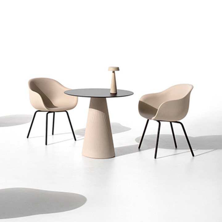 Fauteuil design avec pieds metalliques_Dining_Table_high