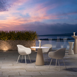 Fauteuil design avec pieds metalliques