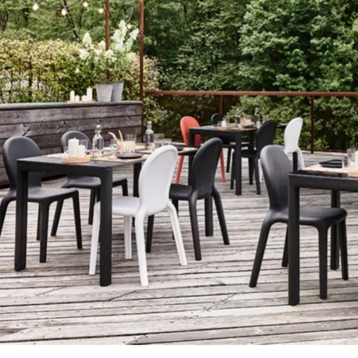 chaise-chloe-plust en terrasse