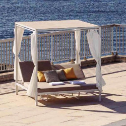 Lit de jardin design avec rideaux