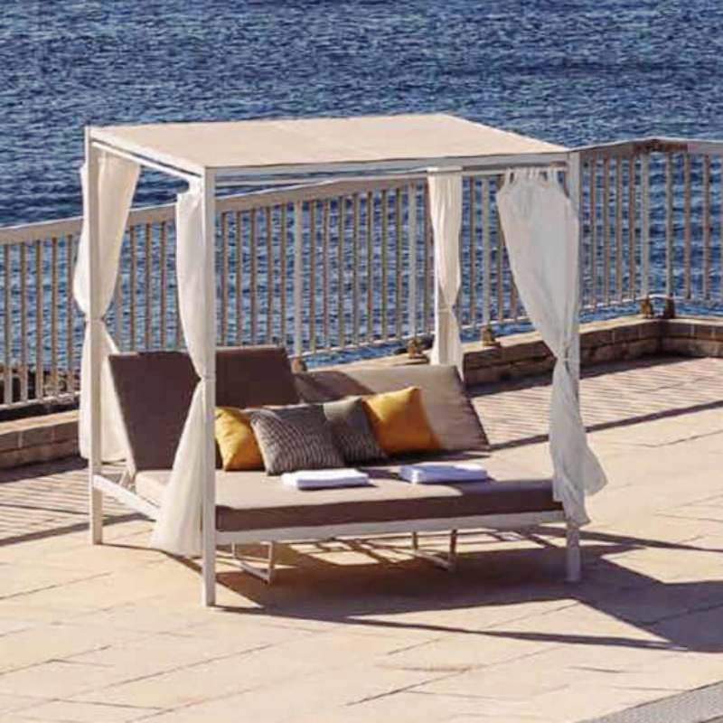 Lit de jardin design avec rideaux