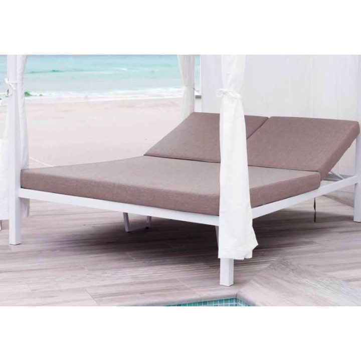 Lit de jardin design avec rideaux