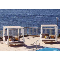 Lit de jardin design avec rideaux